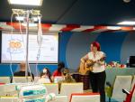 Fiona, de la fundación Cultura en Vena, interpretando la canción “Un beso redondo”.