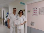 Javier Campillo y Lucía Puisac, enfermeros de la consulta de estomaterapia del Hospital Royo Villanova con el reconocimiento de SEDE.