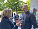 La consejera ha saludado al director Nacho G. Velilla este martes en un momento del rodaje en el Paseo de la Independencia.