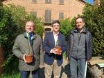 Longás, Calvo y Gómez, con la planta reintroducida.