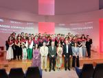 Foto de familia de los 50 graduados con los directivos y profesores de ZLC, el consejero Octavio López y el vicerrector de de Planificación y Desarrollo Estratégico de la Universidad de Zaragoza, José Ramón Beltrán.
