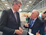 Octavio López conversa con el ministro alemán de Transporte, Patrick Schnieder, en Transport Logistic 2025 de Munich.