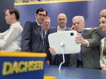 Octavio López, durante su visita al estand de Dascher en la feria de Munich.