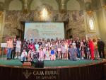 Foto de familia con los ganadores del concurso, sus profesores y las autoridades asistentes al acto
