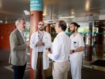 El presidente Azcón, en su visita al Hospital Clínico, junto al consejero de Sanidad y la dirección del centro hospitalario.