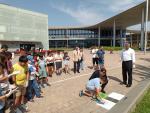 Blasco, junto al director del acuario y al grupo de escolares que han participado en la campaña.