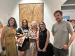 La artista Julia Dorado y el director del IAACC Pablo Serrano, Julio Ramón, junto a la profesora y las alumnas que han presentado uno de los proyectos inspirados en la obra de la pintora.
