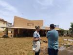 La gerente de Atención Primaria de Aragón, Pilar Borraz, ante el centro sanitario derruido por las tormentas
