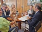 Los presidentes de los colegios de Zaragoza (izqda.), Teruel y Huesca, con la gerente del Salud y el consejero de Sanidad, a la derecha de la imagen