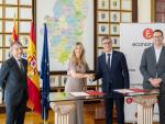 La vicepresidenta, Mar Vaquero y el decano del Colegio de Economistas en el momento de la firma