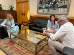 El presidente Azcón, junto con la bioquímica Isabel Esaín y la vicepresidenta del Gobierno de Aragón, Mar Vaquero.