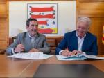 Octavio López y Alfonso Vicente, en la firma del protocolo entre el Gobierno de Aragón y la Fundación Rey Ardid.