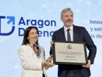 El presidente del Gobierno de Aragón, Jorge Azcón, ha recibido una placa de manos de la ministra de Defensa