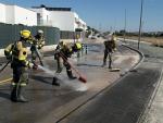 Operarios de Sarga limpiando una de las calles afectadas por la tromba de agua