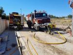 Efectivos del Infoar sanean una de las calles afectadas por la tormenta del pasado domingo que desbordó el Huerva