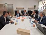 El consejero de Sanidad. José Luis Bancalero Flores, se ha reunido hoy con los responsables de la Fundación Agustín Serrate en el centro Arcadia