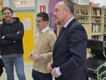 El director provincial ha visitado el IES Salvador Victoria, de Monreal del Campo, donde ha hablado de la inversión en transporte esolar y el nuevo aulario para FP.