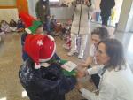 Momento de la visita del alumnado de Educación Infantil del Colegio San José de Calasanz al Hospital de Barbastro, durante la entrega de adornos navideños