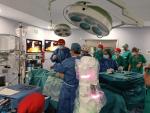 Un momento de una de las primeras cirugías asistidas por el robot quirúrgico realizadas, este miércoles, en el Hospital Universitario Obispo Polanco de Teruel