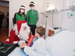 Papa Noel ha entregado esta mañana regalos a los niños hospitalizados