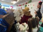 Los Reyes Magos reparten regalos e ilusión en el Hospital Materno Infantil Miguel Servet de Zaragoza.