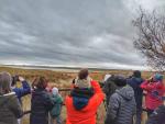 Observación de grullas durante una de las visitas guiadas a la RND de la Laguna de Gallocanta