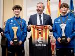 El presidente Azcón, con los capitanes de las selecciones masculinas cadete de baloncesto y balonmano.