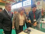 La consejera y el director general de Planificación, Centros y FP han visitado la feria con los proyectos finalistas.