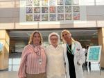 La gerente del Sector sanitario, Patricia Palazón, la artista autora de la obra, Inmaculada Arricivita y la directora de Enfermería del Hospital, Mercedes Alcaine