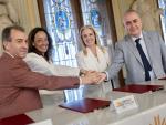 Los representantes de las entidades firmantes y la consejera en funciones, Carmen Susín, tras la firma del convenio