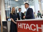 Mar Vaquero y Javier Camo, en el stand de Hitachi