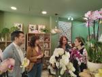 La directora general de Comercio, Ferias y Artesanía, Carmen Herrarte, durante su visita a comercios de Zuera