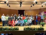 Fotografía de familia con los docentes homenajeados y las autoridades presentes.