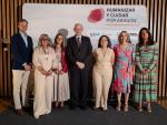 El consejero de Sanidad con las tres profesionales que reciben el reconocimiento a su trayectoria y otros representantes institucionales