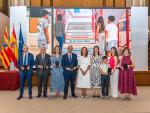 Foto de familia de los galardonados con la Medalla y las Cruces José de Calasanz