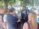 Alejandro Nolasco conversa con los vecinos concentrados en Caspe