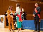 La directora gerente del Banco de Sangre y Tejidos de Aragón recogiendo la distinción de manos de la alcaldesa de Zaragoza, Natalia Chueca