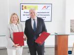 La secretaria de Estado de Defensa, María Amparo Valcarce, y el presidente del Consorcio del Aeropuerto de Teruel, Octavio López, han firmado el protocolo para el impulso del CIEMA.