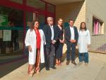 La gerentes únicas de Atención Primaria, Pilar Borraz, junto al alcalde de Alcañiz, el gerente del sector y otros miembros del equipo sanitario.