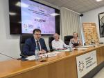 Francisco de Asís González, junto al decano de la Facultad CCSS, Alberto Nicolás, y la directora del Máster, Mariola García