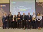 Los premiados, junto al vicepresidente Nolasco, el director general de Mayores, Máximo Ariza; el director general de Desregulación, Raúl López y la directora del IAJ, Patricia Rodríguez