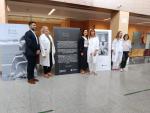 La exposición se ha inaugurado hoy en el Servet. En la imagen, las enfermeras de la consulta de Estomaterapia con una paciente, la directora de Enfermería y representantes de Hollister, autores de la exposición