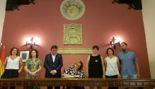La consejera Mayte Pérez firma en el Libro de Honor del Ayuntamiento de Cantavieja
