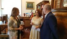 La consejera de Presidencia y Relaciones Institucionales, Mayte Pérez, firma hoy el convenio de colaboración entre el Gobierno de Aragón y el Ayuntamiento de Teruel