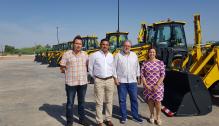 Presentación de las 10 retrocargadoras que se distribuirán entre los parques de las tres provincias