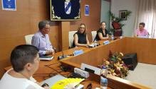 Mayte Pérez y María Goikoetxea, en la presentación del punto violeta de María de Huerva