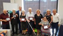María Victoria Broto con los mayores homenajeados por la Asociación 3ª Edad de Binéfar y Comarca