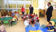 El Presidente de Aragón visita las instalaciones del CEIP María Zambrano