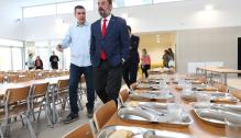 El Presidente de Aragón visita las instalaciones del CEIP María Zambrano