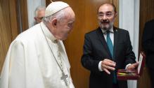 Lambán invita al Papa a visitar Zaragoza, reivindica los nexos del Reino de Aragón con la autoridad pontificia y solicita la rehabilitación del Papa Luna